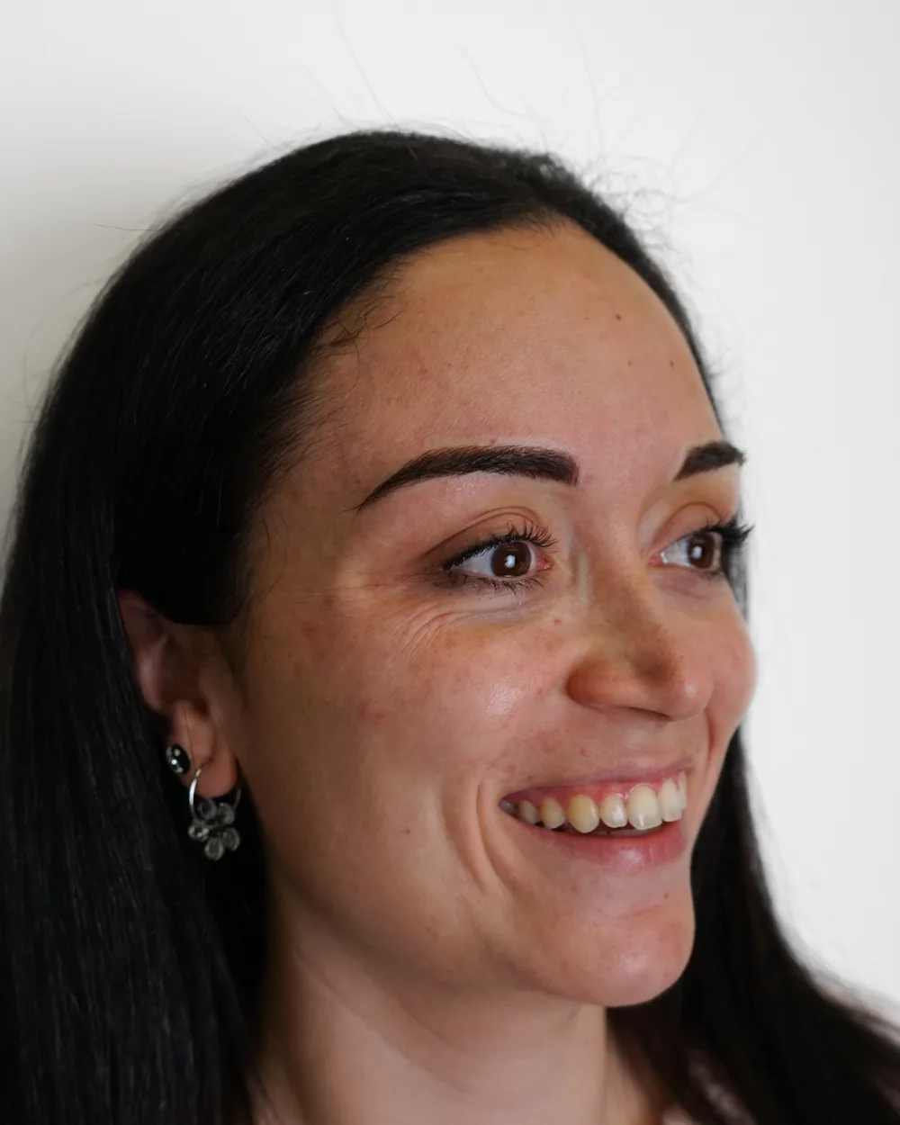 Cejas micropigmentadas definidas por Diego Villar en Motink