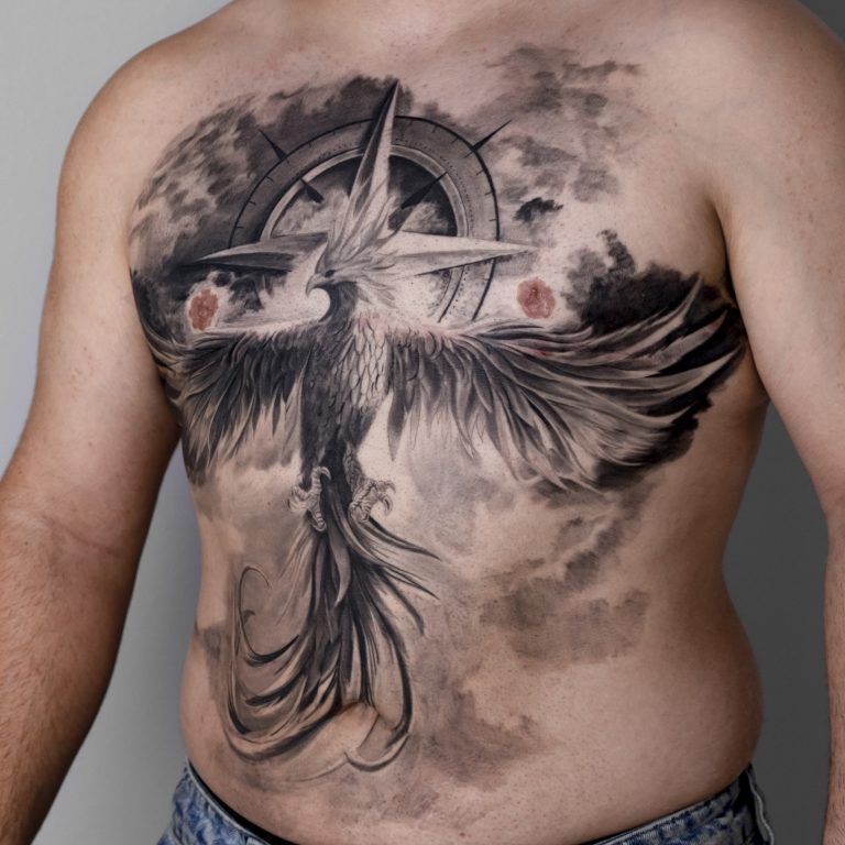 Tatuaje realista de ave fénix